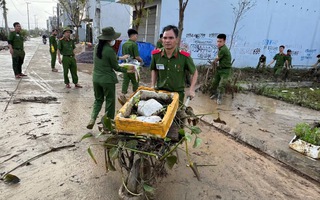 Cán bộ, chiến sĩ Bộ Công an chi viện khắc phục hậu quả mưa lũ tại Gia Lai