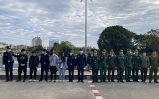 Bàn giao đối tượng bị truy nã quốc tế và 9 người cho Công an Trung Quốc