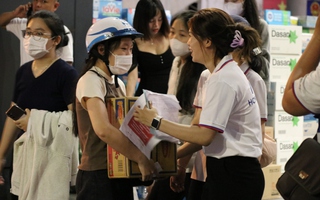 Những chuyến xe xuyên đêm hướng về miền Trung