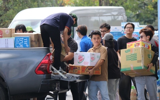 Hình ảnh đông đảo người dân TPHCM tranh thủ quyên góp vật phẩm trước giờ ngừng tiếp nhận