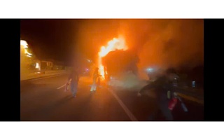 Xe khách cháy trơ khung trên đường cao tốc TP HCM - Trung Lương