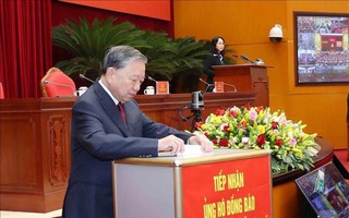 Hình ảnh Tổng Bí thư Tô Lâm và các đại biểu quyên góp, ủng hộ đồng bào chịu ảnh hưởng bởi bão lũ