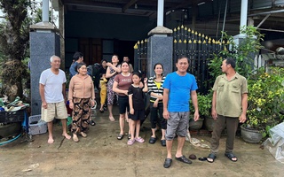 MIỀN TRUNG CẦN LẮM NHỮNG TẤM LÒNG SẺ CHIA: Ấm tình người phút nguy nan