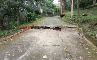 Quả đồi sát Quốc lộ 27 xuất hiện vết nứt lớn, di dời khẩn cấp người dân