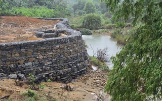 Xây kè đá lấn suối, đe dọa gây sạt lở