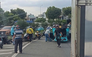 Ô tô "phơi bụng" trên cầu vượt Quang Trung, TPHCM