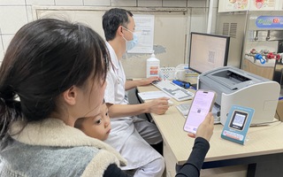 Khám chữa bệnh tốt hơn nhưng quá tải, thủ tục phiền hà vẫn tồn tại