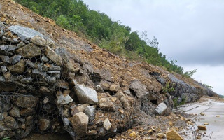 Cận cảnh bùn, đất tràn xuống đường vành đai ngàn tỉ ở Đà Nẵng