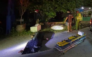 Nạn nhân tử vong cách nhà 1 km, nghi phạm vẫn cầm hung khí sau khi gây án 