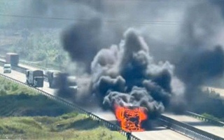 Xe tải bốc cháy ngùn ngụt, cột khói cao cả chục mét trên cao tốc