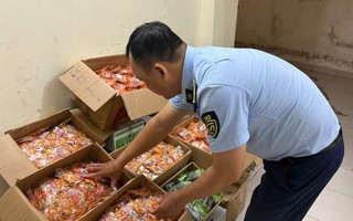 Phát hiện số lượng lớn bánh kẹo bán Tết không rõ xuất xứ
