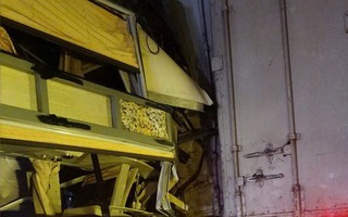 Xe khách dính chặt đuôi xe đầu kéo trên đường cao tốc Vĩnh Hảo – Phan Thiết