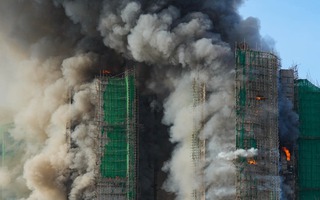 Đang cháy lớn ở Hồng Kông - Trung Quốc, khói lửa bao trùm 3 tòa nhà dân cư