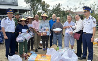 Trao hàng nghìn suất quà đến đồng bào vùng lũ