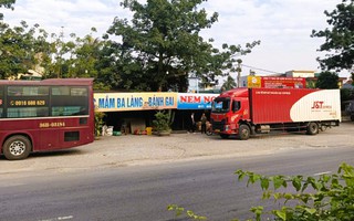 Điểm tập kết hàng hóa, đỗ xe khách tiềm ẩn mất an toàn giao thông