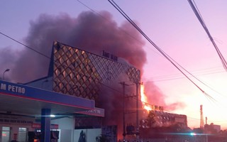 Lửa cháy ngùn ngụt trong quán bar ở Đồng Nai
