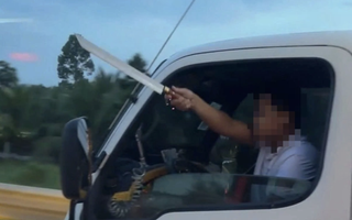 Tài xế ô tô không thắt dây an toàn, cầm dao "hổ báo" trên cao tốc