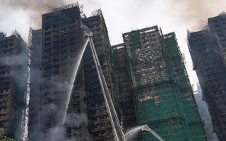 Đằng sau thảm họa cháy chung cư ở Hồng Kông