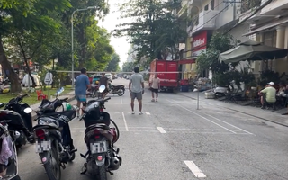 Lại thản nhiên giăng lưới đánh cầu lông giữa đường ở TPHCM