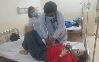 60 người nghi ngộ độc thực phẩm sau bữa trưa