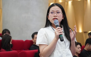 Tuyên tuyền theo phong cách mới, sinh viên hào hứng chấp hành giao thông