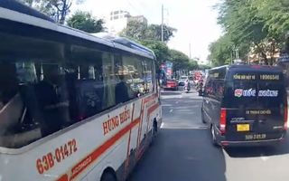 Xác minh 2 clip xe khách vượt ẩu liên quan đến một nhà xe ở TPHCM
