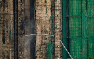 Cháy chung cư ở Hồng Kông: Số người thiệt mạng lên 55 người, 3 tòa nhà còn cháy