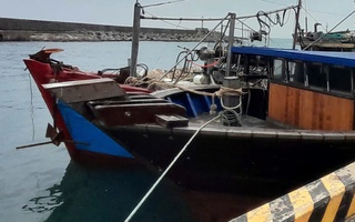 Ngư dân tiếp cận chiếc "tàu ma" trôi dạt trên biển