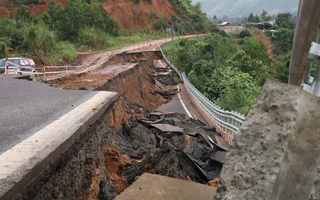 Đường đèo Khánh Lê tan nát, nhiều điểm phải nổ mìn khắc phục