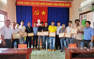 Giữa cơn lũ dữ, 12 người dân chèo thuyền thúng giải cứu hàng trăm sinh mạng