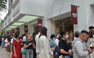 Nhân viên công sở tranh thủ giờ nghỉ trưa đi "săn sale" Black Friday tại TP HCM