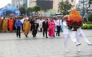 Đoàn đại biểu dự Đại hội đại biểu MTTQ Việt Nam TPHCM dâng hoa Tượng đài Chủ tịch Hồ Chí Minh