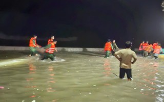Sóng lớn cuốn mất tích một ngư dân khi vớt neo trước bão số 15