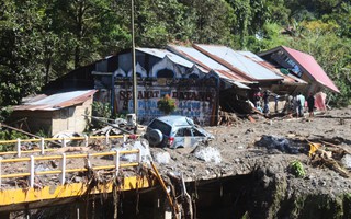 Thiên tai tàn phá nhiều nơi
