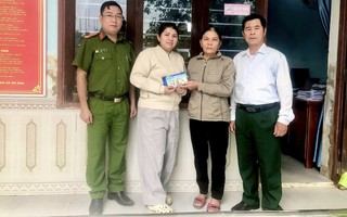 Phát hiện gần 2.000 USD trong túi đồ gửi tặng đồng bào vùng lũ