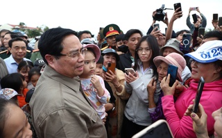 Thủ tướng thăm hỏi, động viên người dân vùng "rốn lũ" Đắk Lắk