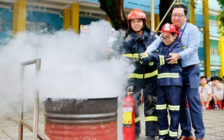 Hình ảnh đáng yêu: "Lính cứu hỏa nhí” ra trận