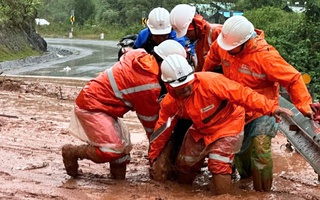 EVNCPC họp khẩn ứng phó bão số 13: Giữ vững an toàn, kỷ luật trong mưa lũ