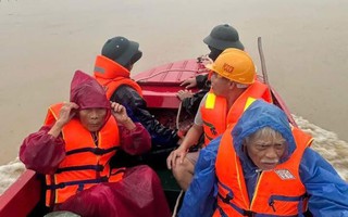 Chủ tịch Đà Nẵng ký chi 210 tỉ hỗ trợ khẩn cho 72 xã phường khắc phục mưa lũ