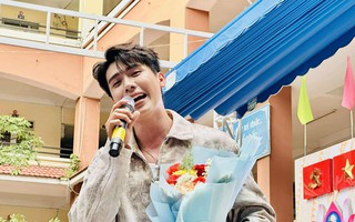 Ca sĩ Phạm Anh Tuấn khuấy động chương trình "Sân khấu học đường"