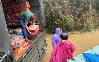 Quân khu 5 hỗ trợ nhu yếu phẩm cho người dân vùng rốn lũ Quế Phước, TP Đà Nẵng