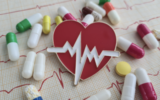 TP HCM: Người cha đang đón con ở trường bỗng ngất xỉu