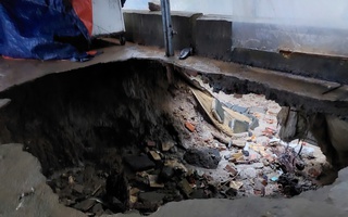 CLIP: Mưa lớn, xuất hiện hố sụp ở khu chung cư tại Đà Nẵng