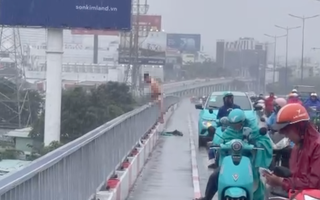 Người đàn ông cầm vật nhọn cứa cổ, nhảy xuống sông Sài Gòn