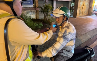 CSGT TP HCM đo nồng độ cồn: Có người say gần như không biết gì