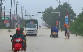 Biển nước bao vây xã Lệ Thủy, người dân hối hả chạy lũ