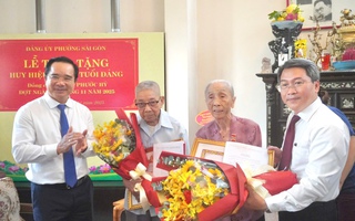 Lãnh đạo TP HCM trao Huy hiệu 60, 80 năm tuổi Đảng cho đảng viên lão thành