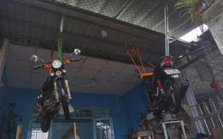 Cận cảnh xe máy treo lên trần nhà, hơn 100 hộ dân buộc phải rời nhà khẩn cấp