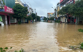 Mưa lớn ở Quảng Trị: Sạt lở, ngập sâu, giao thông tê liệt