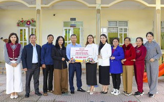 Trao 150 triệu đồng bạn đọc hỗ trợ trường bị thiệt hại do bão lũ ở Thanh Hóa